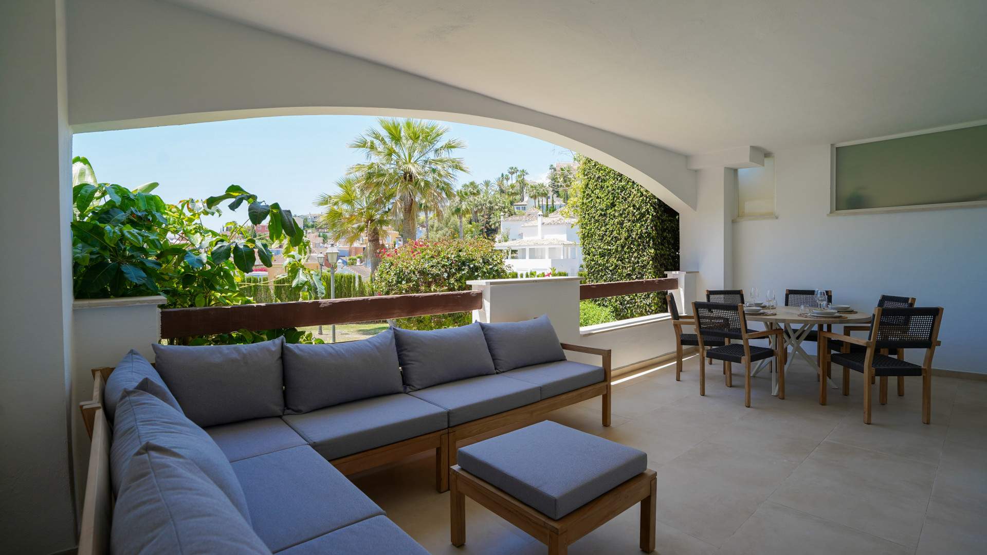 Piso de 2 Dormitorios en venta en Nueva Andalucía, Marbella
