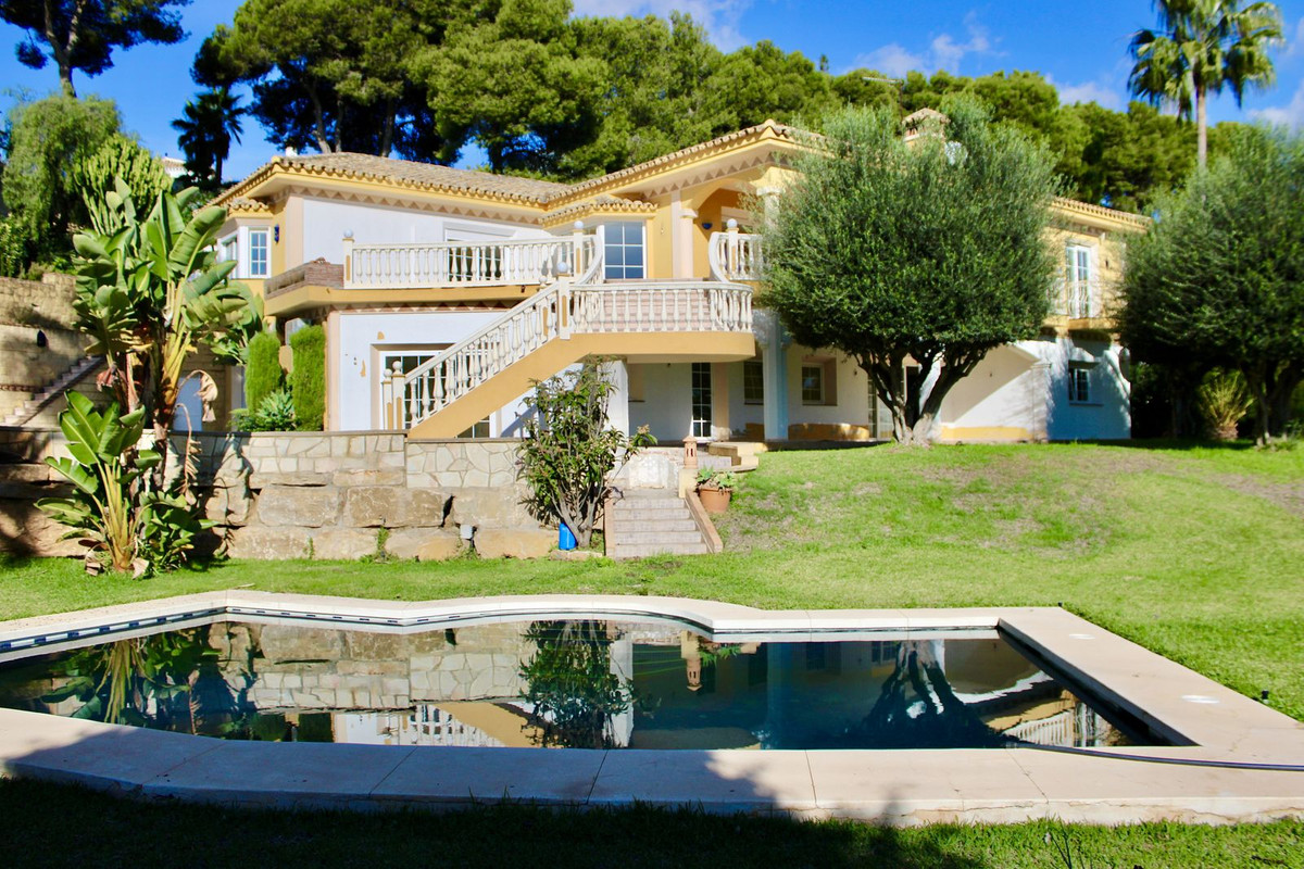 Casa de 4 Dormitorios y 6 Baños en venta en Las Chapas, Marbella
