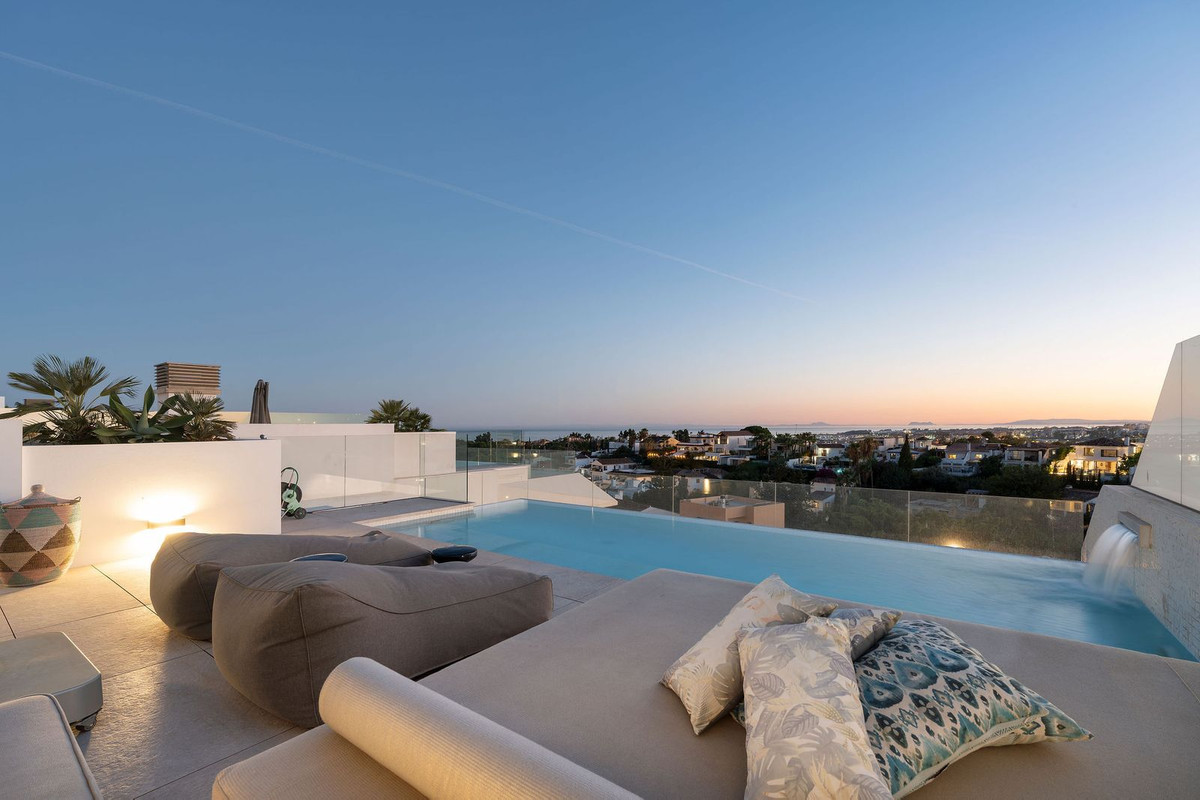 Casa de 4 Dormitorios y 4 Baños en venta en Nueva Andalucía, Marbella