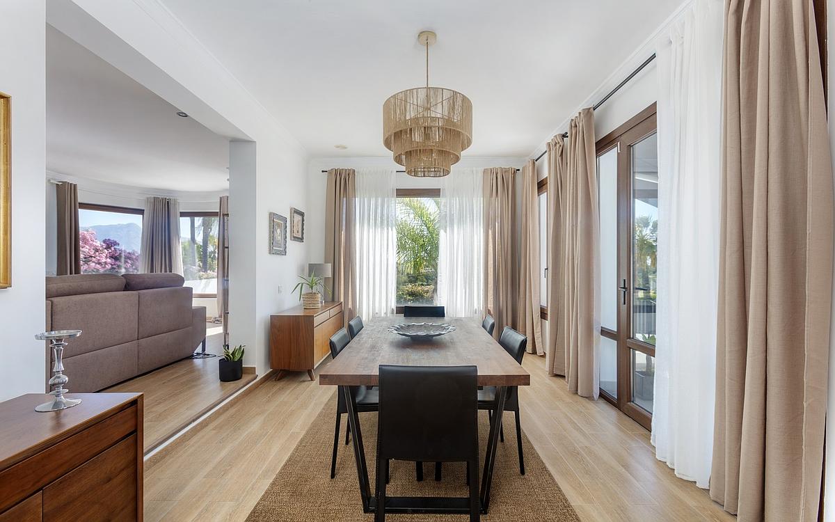 Casa de 6 Dormitorios en venta en Estepona