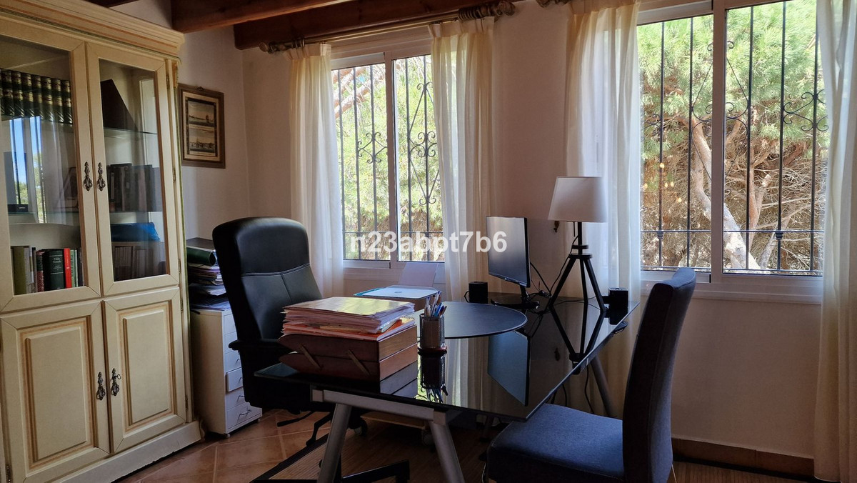 Casa de 4 Dormitorios en venta en Las Chapas, Marbella