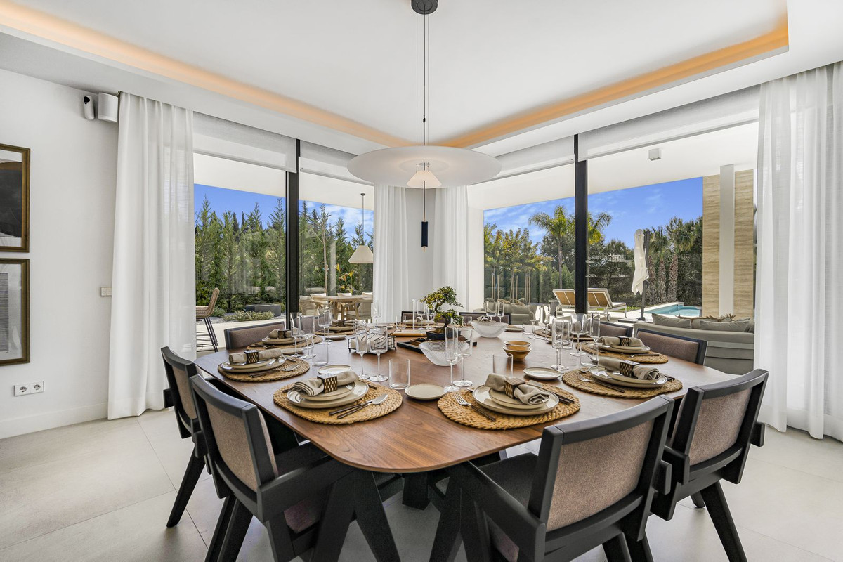 Casa de 6 Dormitorios en venta en Milla de Oro, Marbella