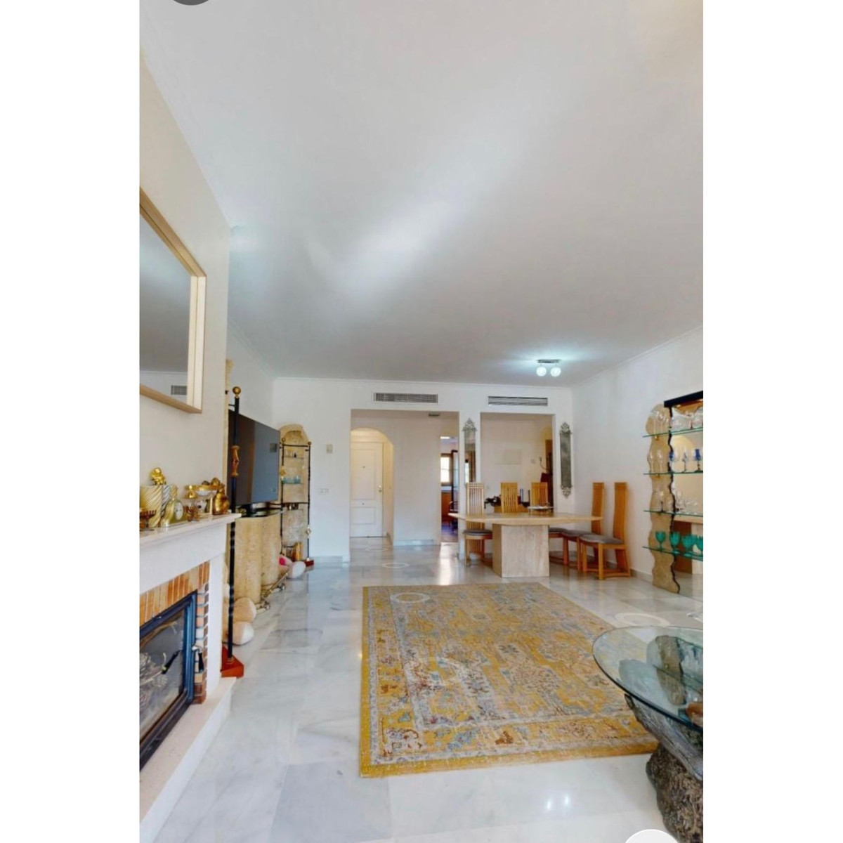 Piso de 4 Dormitorios y 3 Baños en venta en Estepona