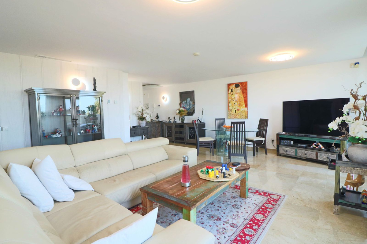 Piso de 3 Dormitorios en venta en Los Arqueros, Benahavís