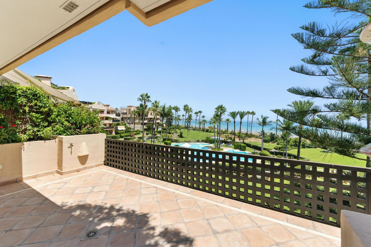Piso de 2 Dormitorios y 3 Baños en venta en Cancelada, Estepona