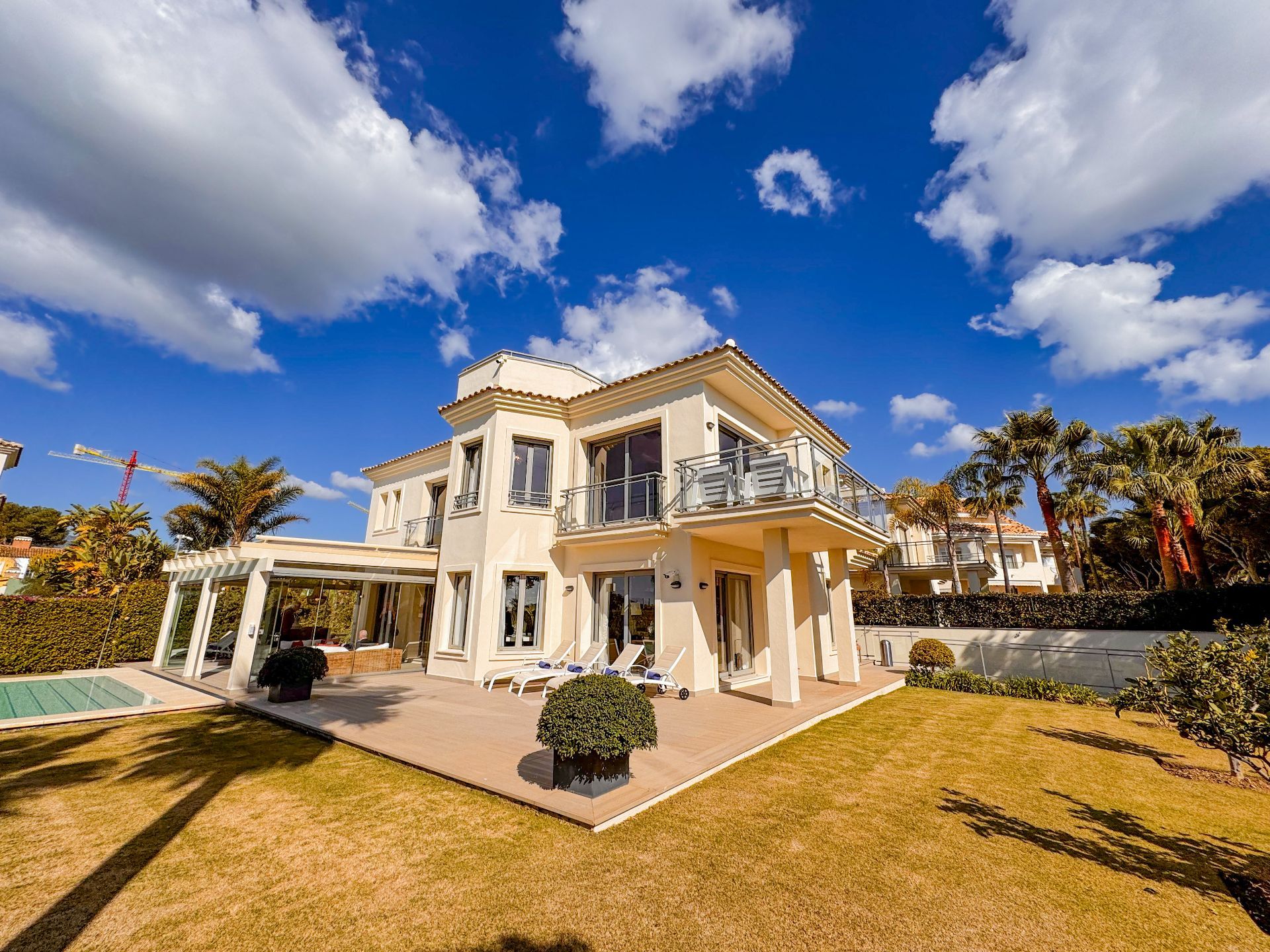 Casa de 5 Dormitorios y 6 Baños en venta en El Rosario, Marbella