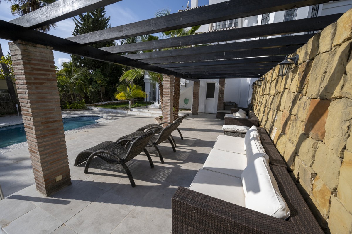 Casa de 5 Dormitorios y 6 Baños en venta en Nueva Andalucía, Marbella