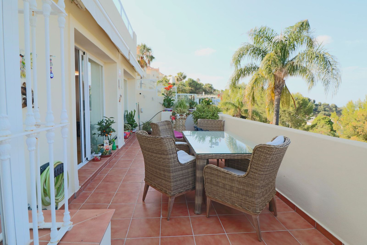 Piso de 3 Dormitorios en venta en Los Arqueros, Benahavís