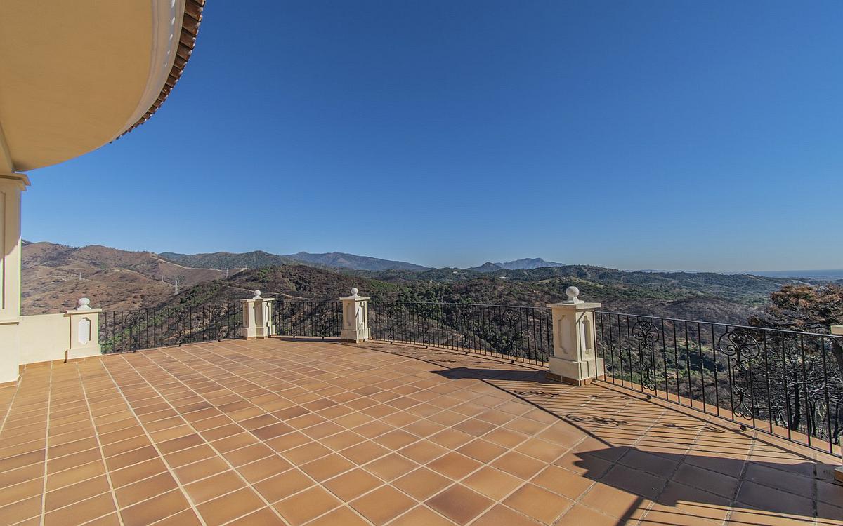 Casa de 7 Dormitorios y 6 Baños en venta en Estepona