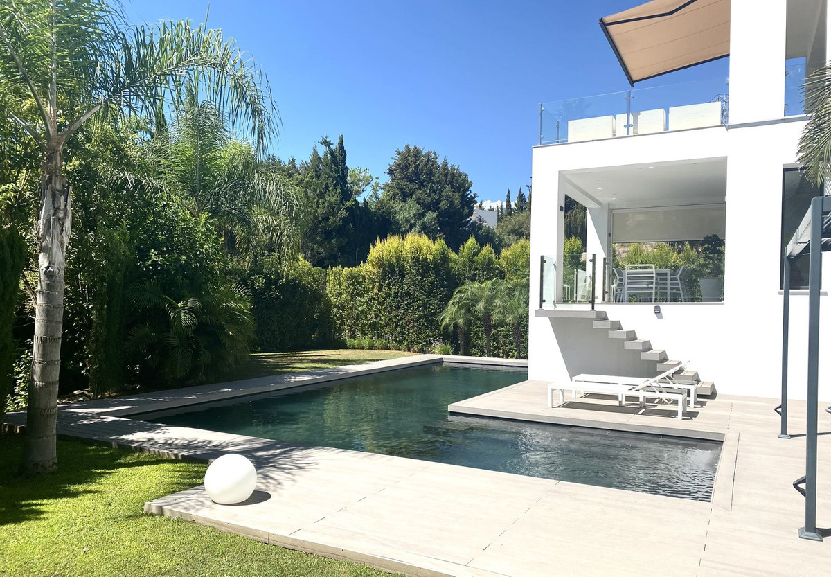 Casa de 4 Dormitorios en venta en El Paraíso, Estepona