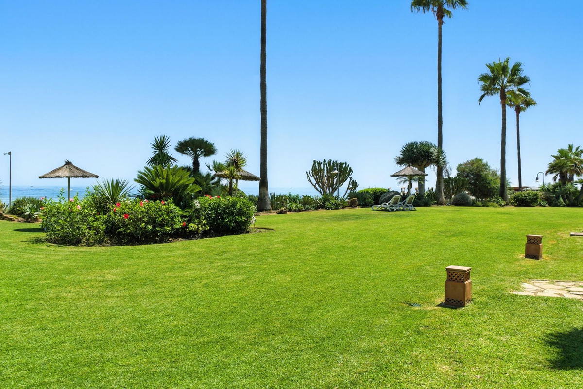 Piso de 2 Dormitorios y 3 Baños en venta en Cancelada, Estepona