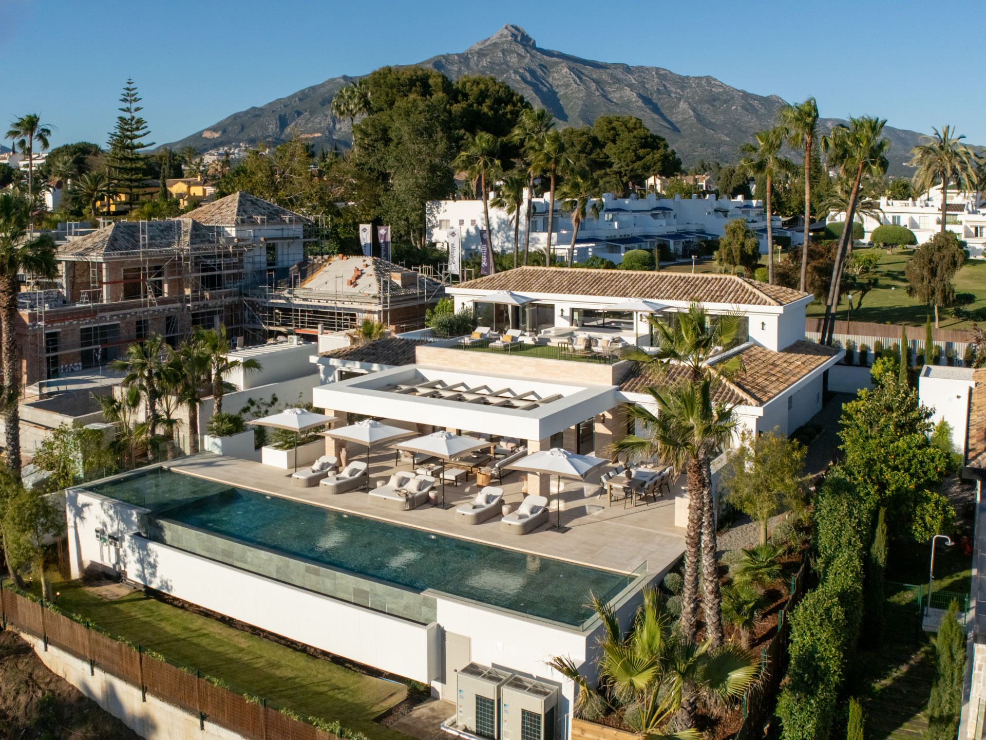 Casa de 6 Dormitorios y 6 Baños en venta en Nueva Andalucía, Marbella