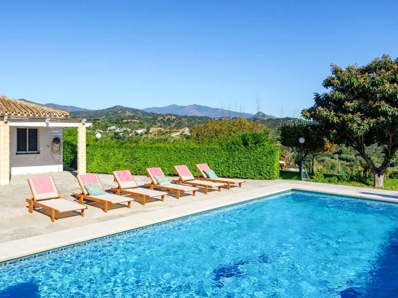 Casa de 4 Dormitorios en venta en La Alqueria, Estepona