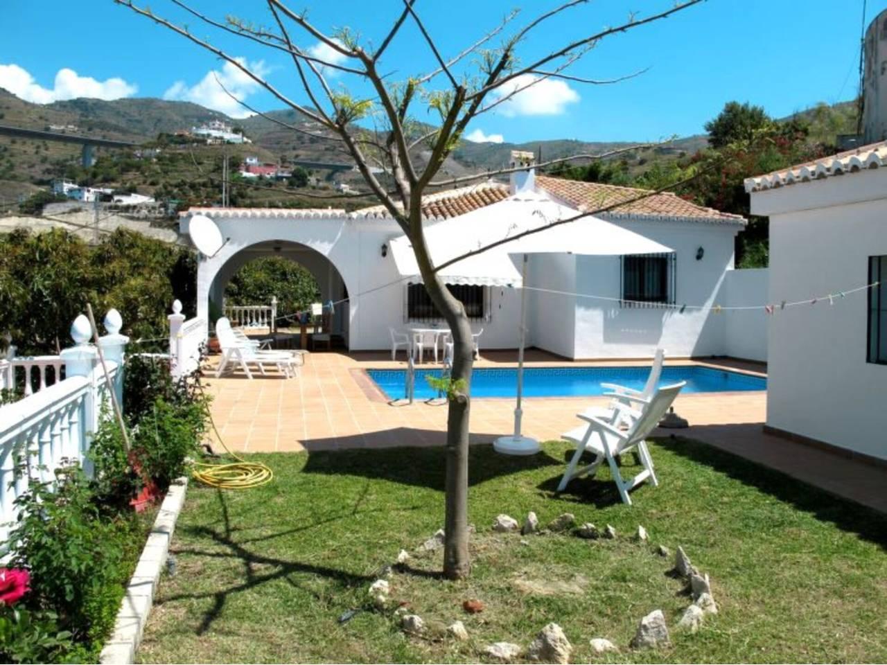 Casa Adosada de 3 Dormitorios en venta en Almuñecar