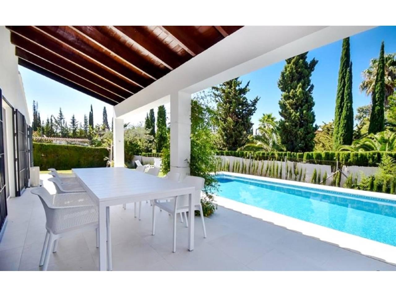 Casa Adosada de 4 Dormitorios en venta en Marbella Centro