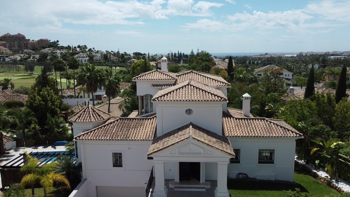 Casa de 5 Dormitorios y 6 Baños en venta en Nueva Andalucía, Marbella