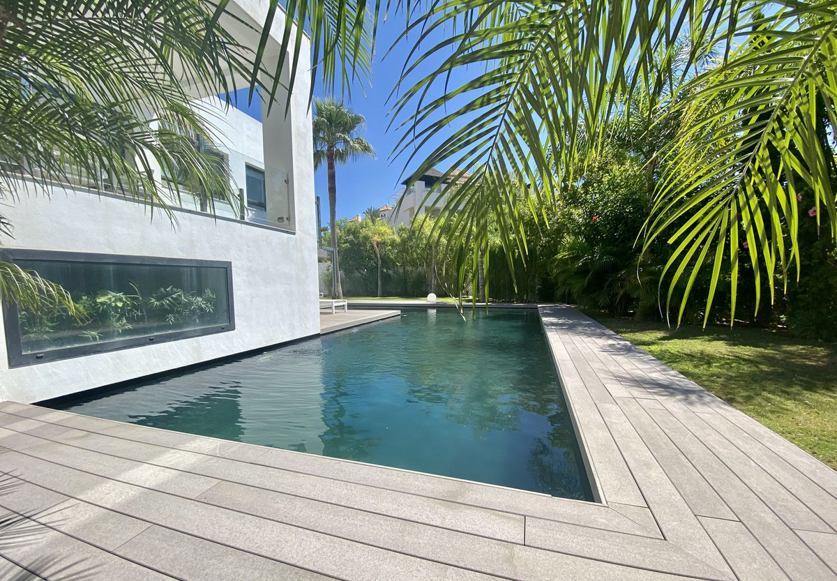 Casa de 4 Dormitorios en venta en El Paraíso, Estepona
