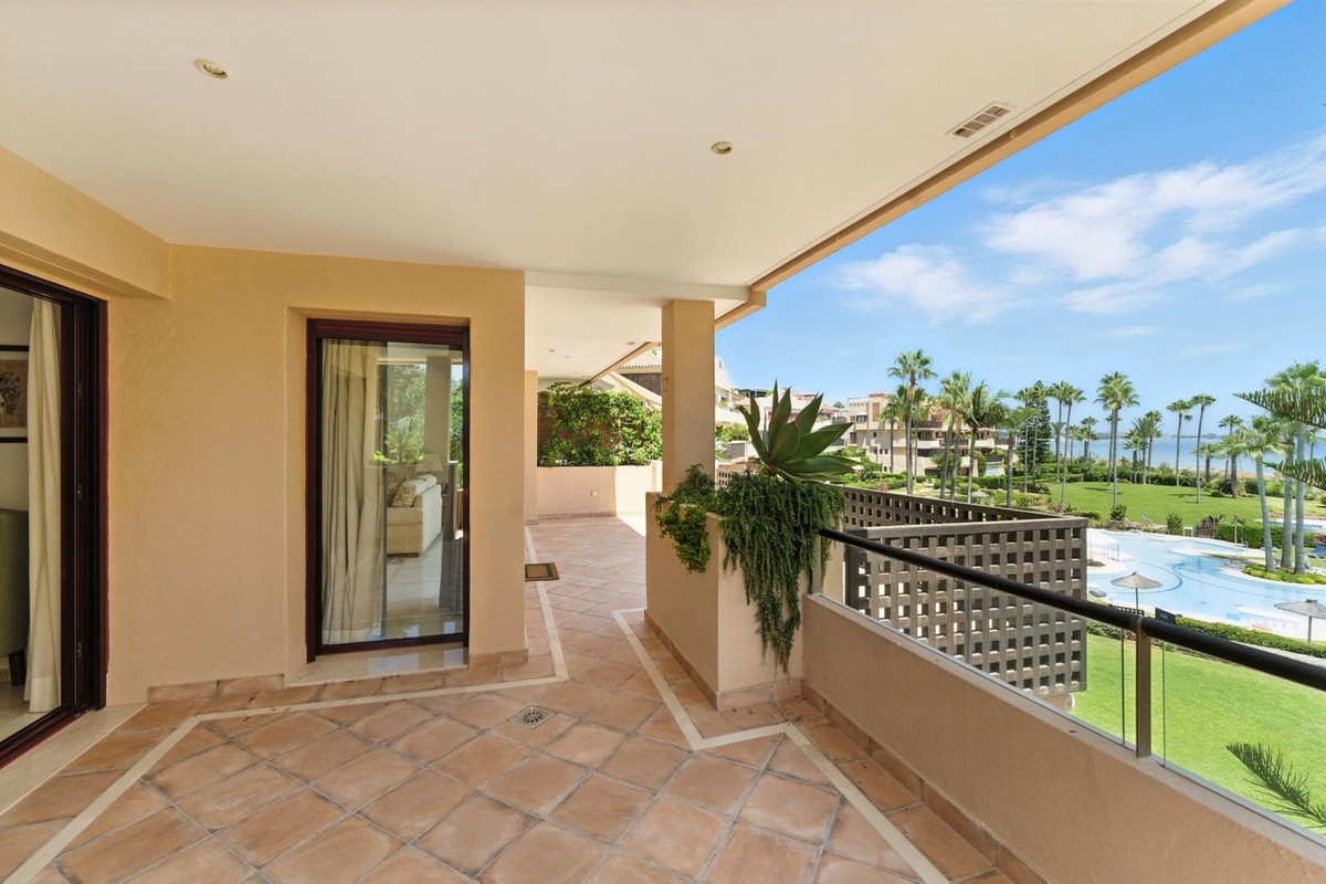 Piso de 2 Dormitorios y 3 Baños en venta en Cancelada, Estepona