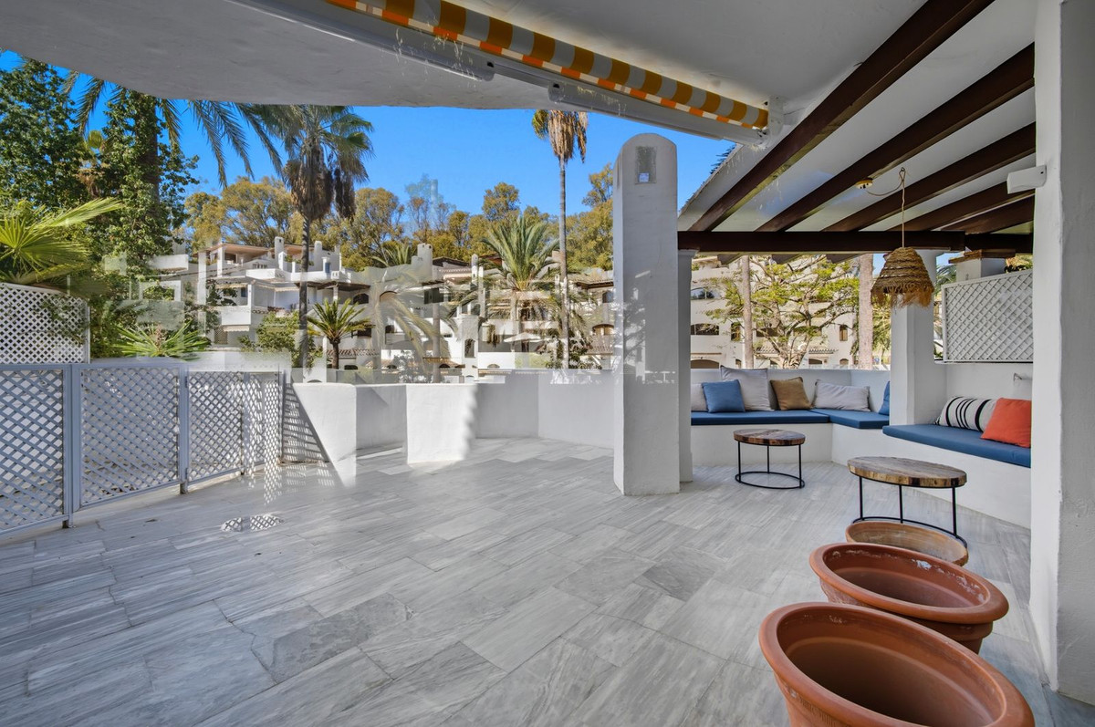 Piso de 3 Dormitorios en venta en Elviria, Marbella