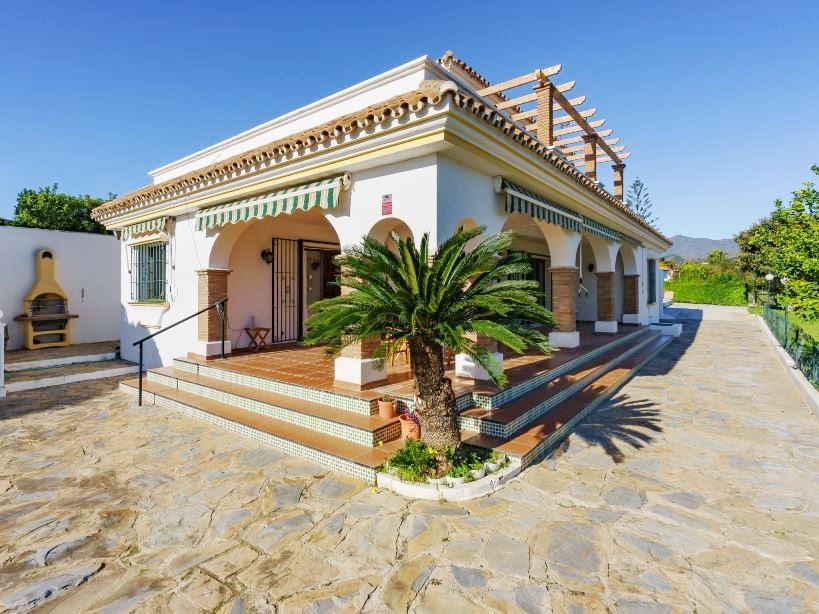 Casa de 4 Dormitorios en venta en La Alqueria, Estepona