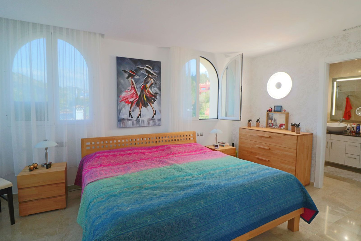 Piso de 3 Dormitorios en venta en Los Arqueros, Benahavís