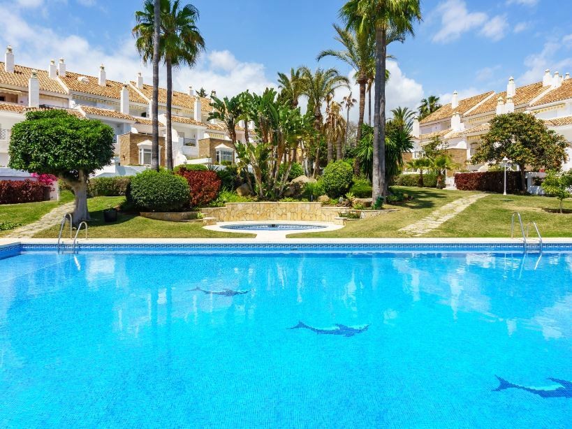 Piso de 4 Dormitorios y 2 Baños en venta en La Alqueria, Estepona