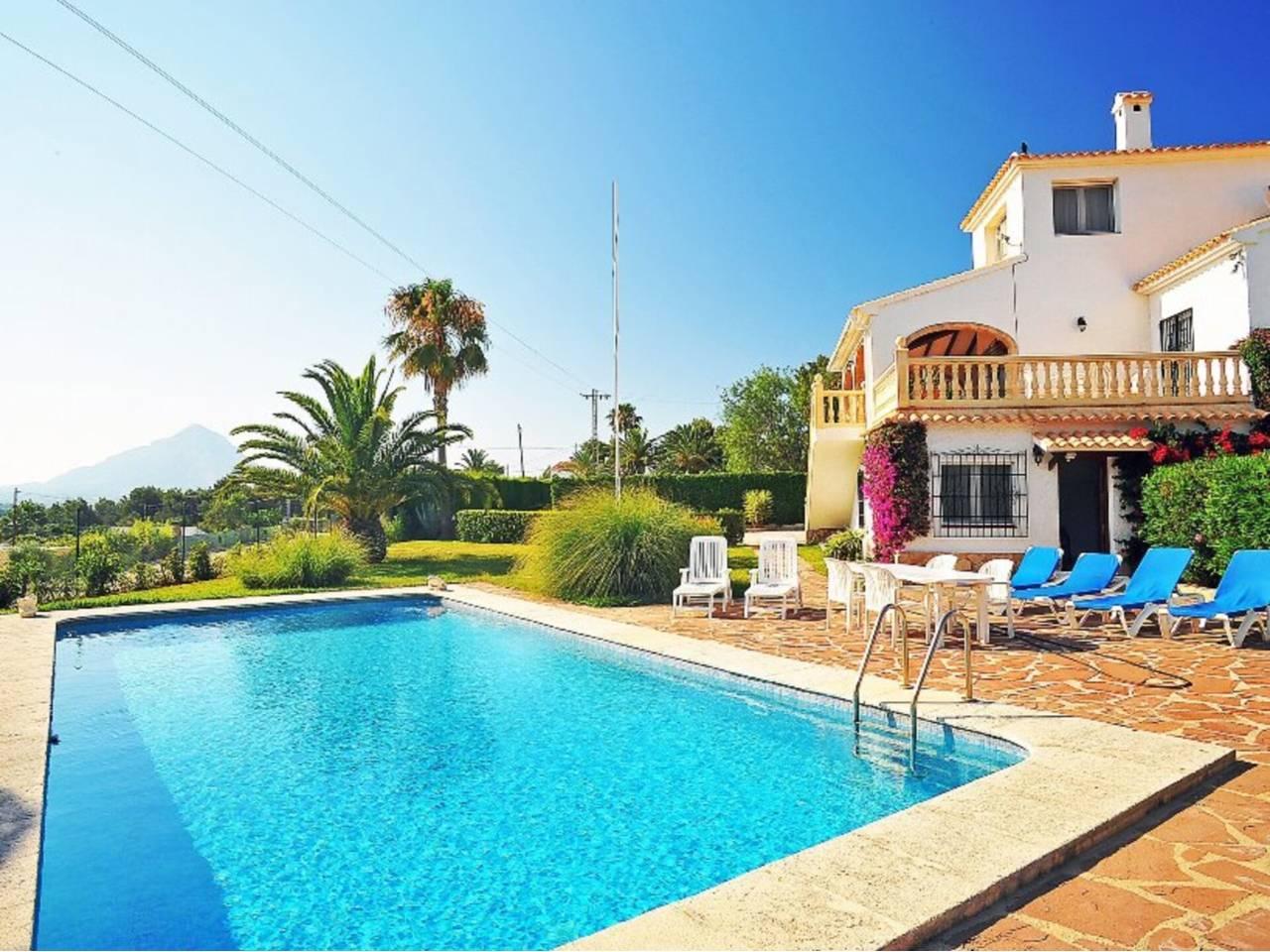 Casa Adosada de 4 Dormitorios en venta en Xàbia
