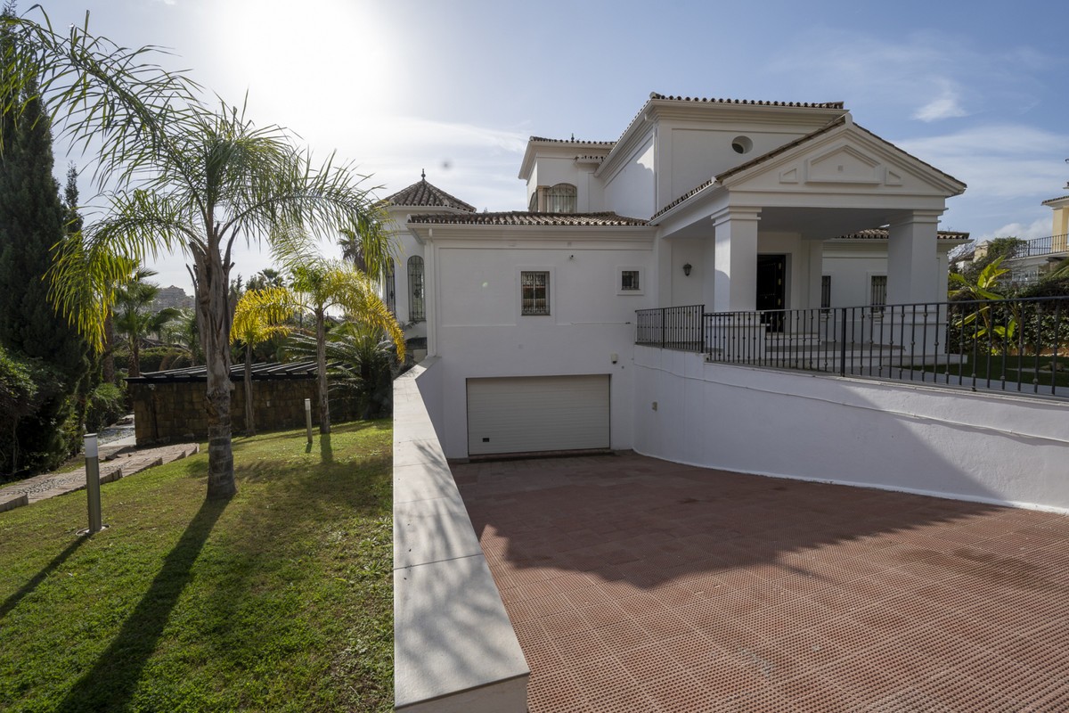 Casa de 5 Dormitorios y 6 Baños en venta en Nueva Andalucía, Marbella