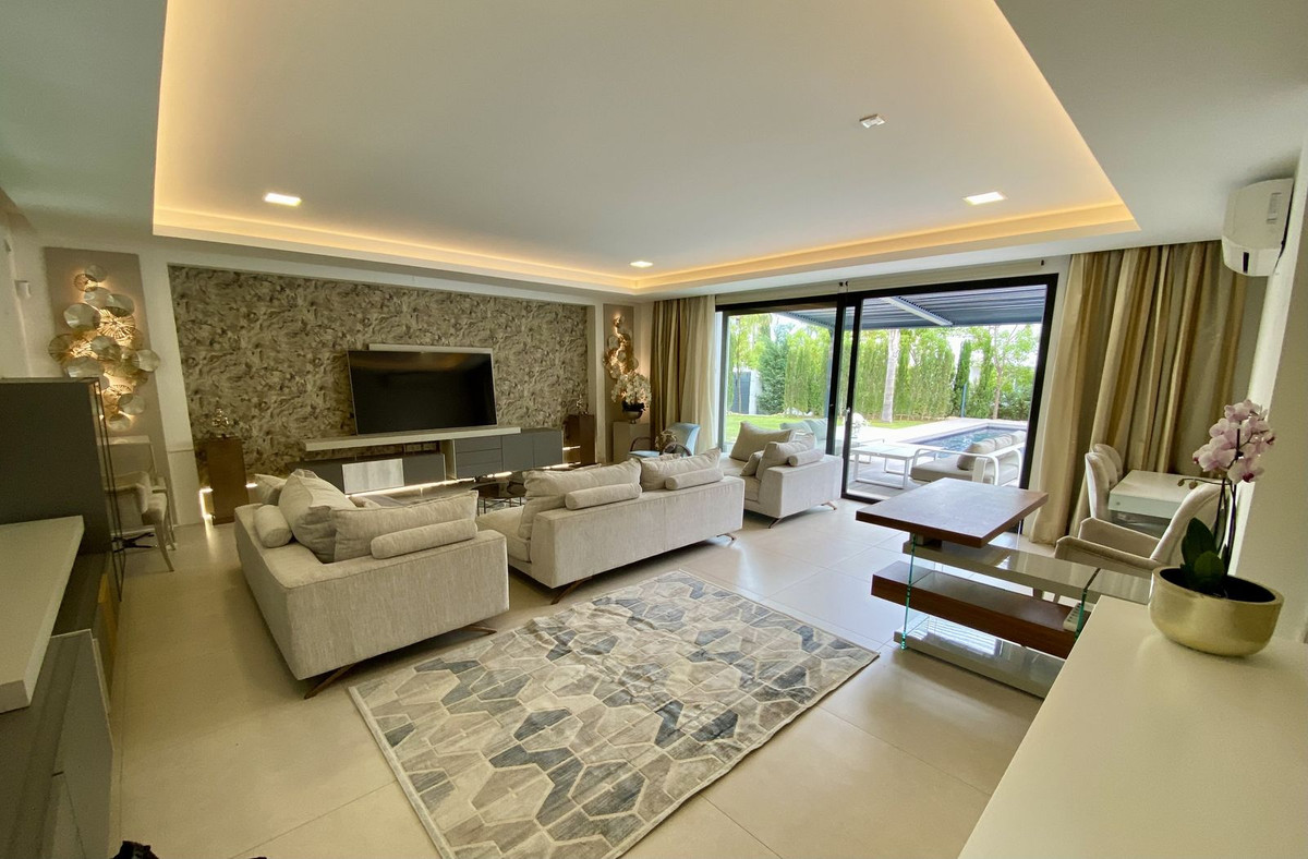 Casa de 4 Dormitorios en venta en El Paraíso, Estepona
