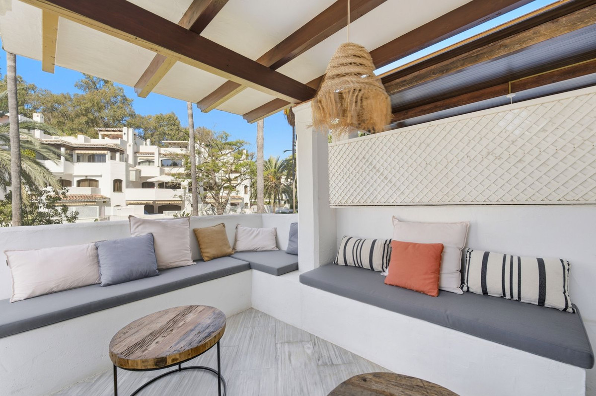 Piso de 3 Dormitorios en venta en Elviria, Marbella