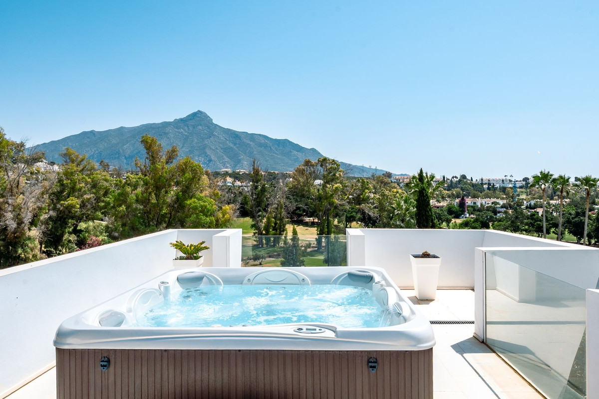Casa de 5 Dormitorios en venta en Nueva Andalucía, Marbella