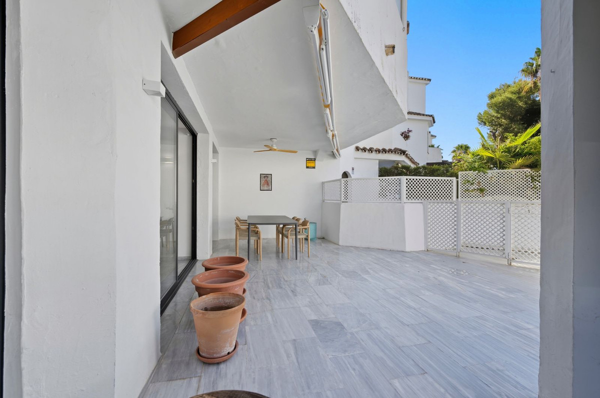 Piso de 3 Dormitorios en venta en Elviria, Marbella