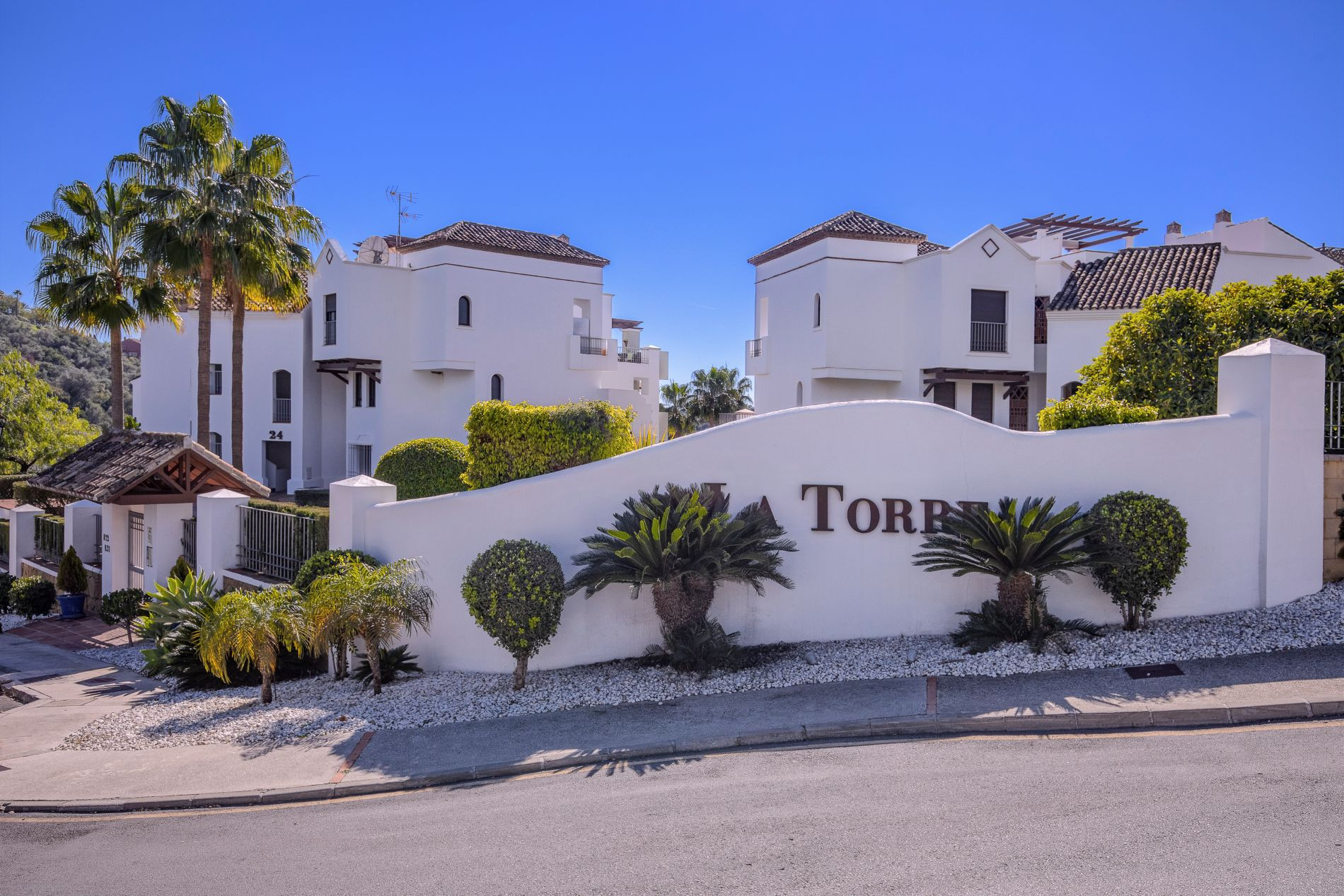 Piso de 2 Dormitorios en venta en Los Arqueros, Benahavís