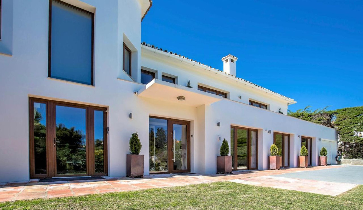 8 Bed, 6 Bath - Villa for Sale in San Pedro de Alcántara