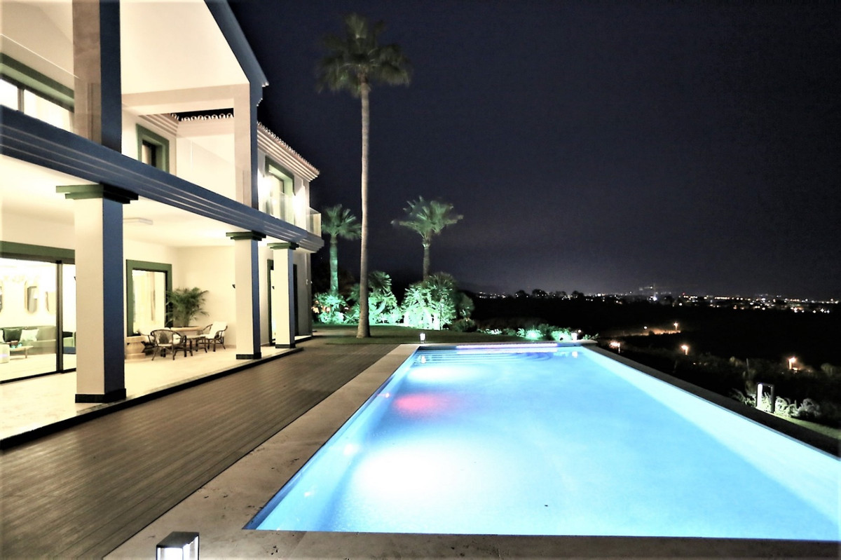 Casa de 5 Dormitorios en venta en Estepona