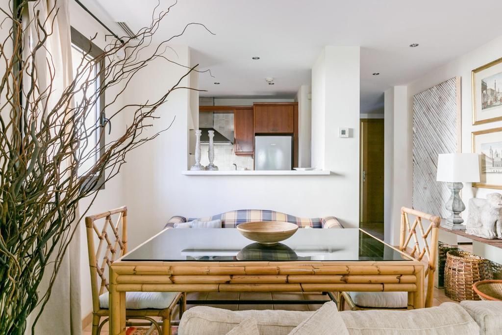 Piso de 2 Dormitorios y 2 Baños en venta en Río Real, Marbella