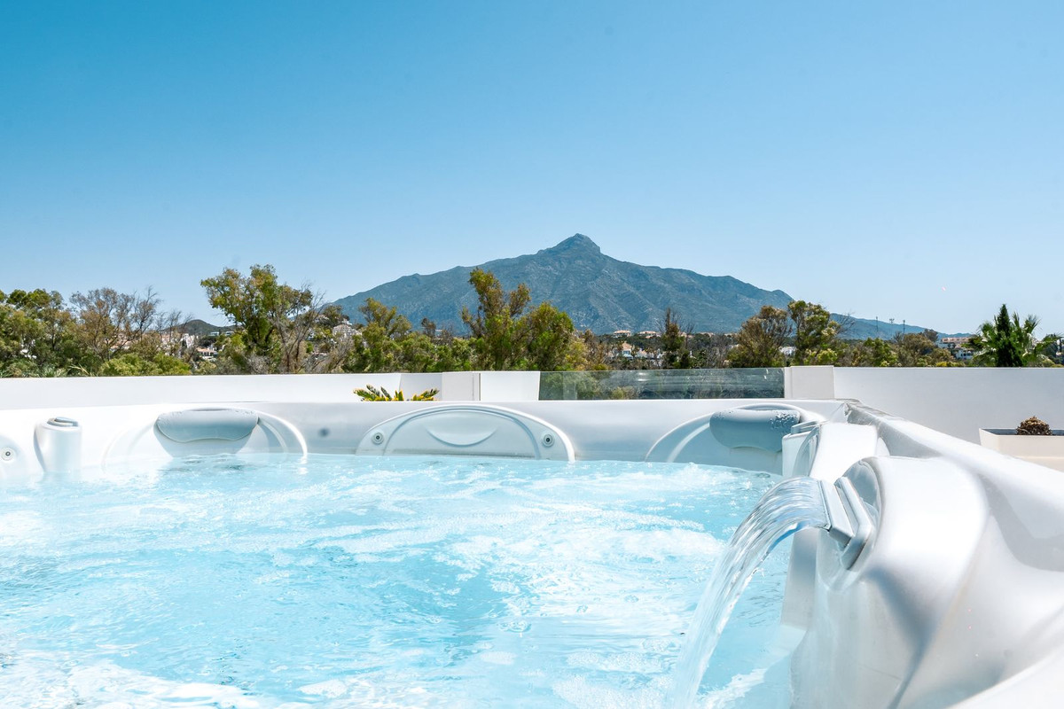 Casa de 5 Dormitorios en venta en Nueva Andalucía, Marbella