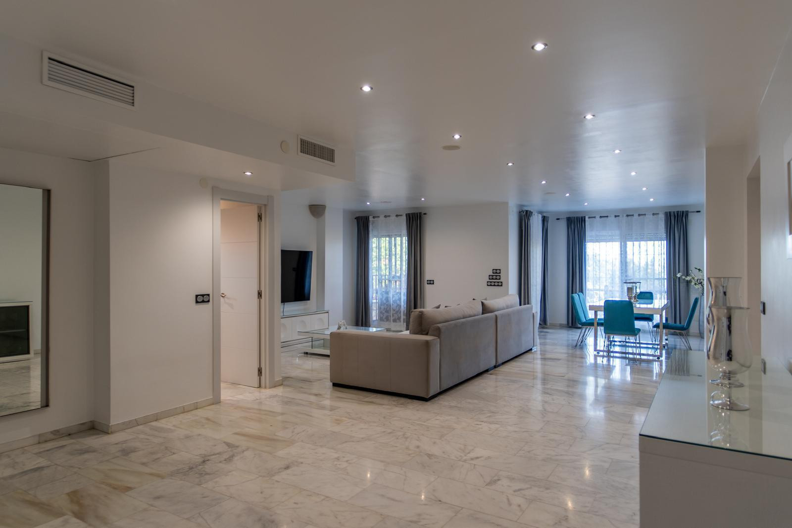 Casa de 4 Dormitorios y 5 Baños en alquiler vacacional en Las Chapas, Marbella