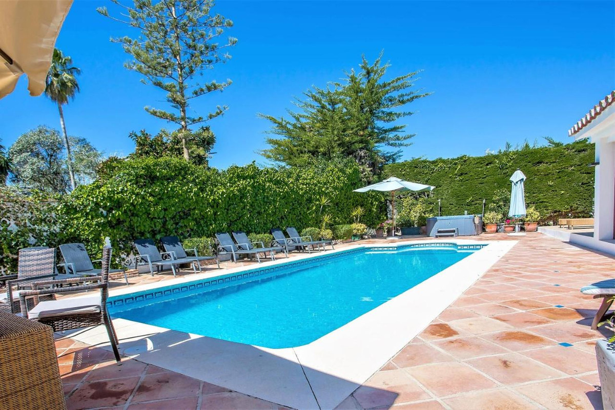 8 Bed, 6 Bath - Villa for Sale in San Pedro de Alcántara