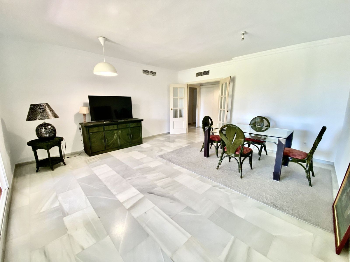 Piso de 2 Dormitorios en venta en Milla de Oro, Marbella