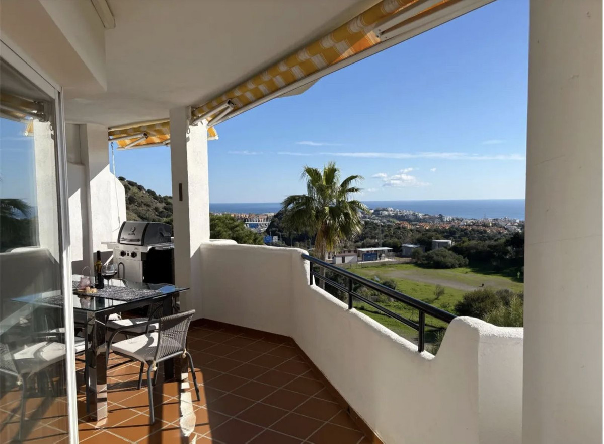 Piso de 3 Dormitorios y 2 Baños en venta en Calahonda