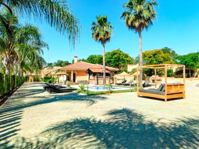 Casa de 6 Dormitorios y 4 Baños en venta en Málaga