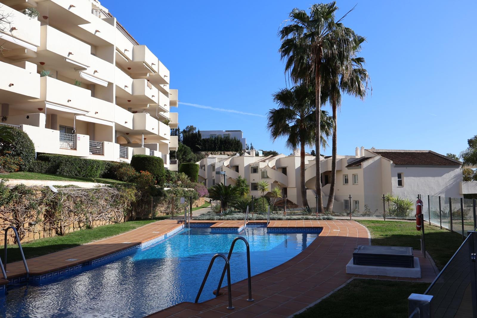 Piso de 2 Dormitorios en venta en Elviria, Marbella