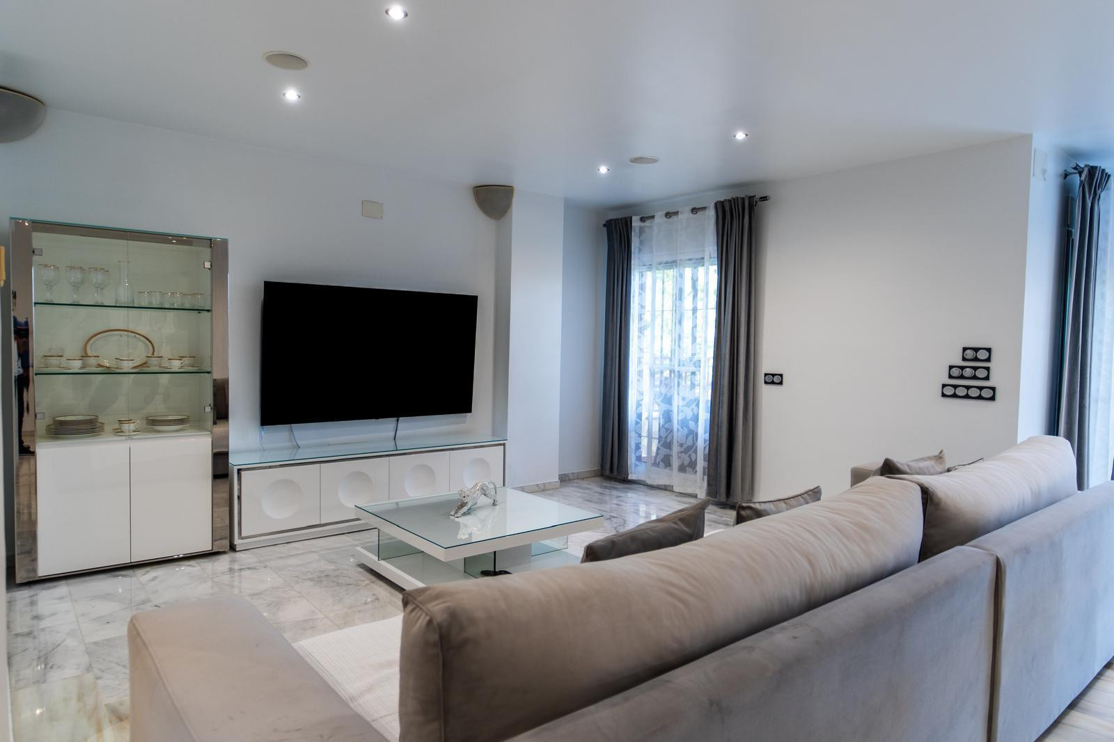 Casa de 4 Dormitorios y 5 Baños en alquiler vacacional en Las Chapas, Marbella