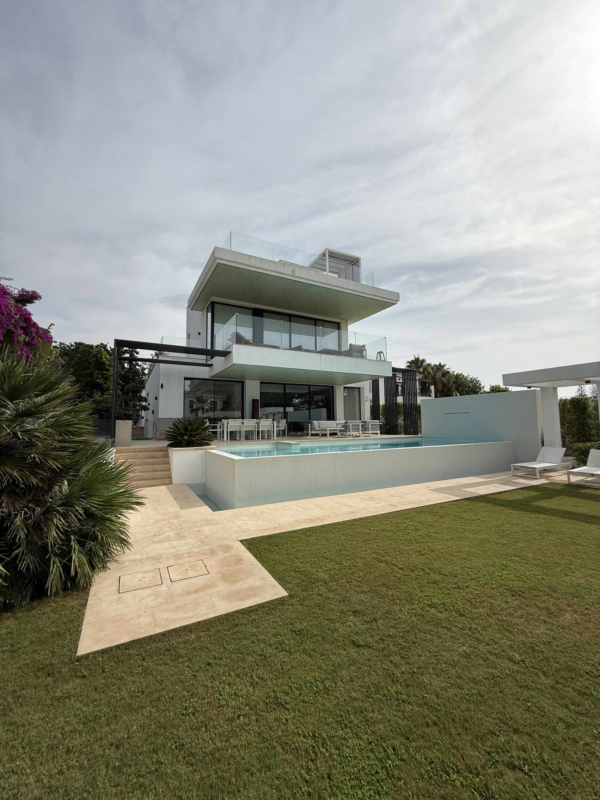 Casa de 7 Dormitorios y 7 Baños en venta en Guadalmina Baja, San Pedro de Alcántara