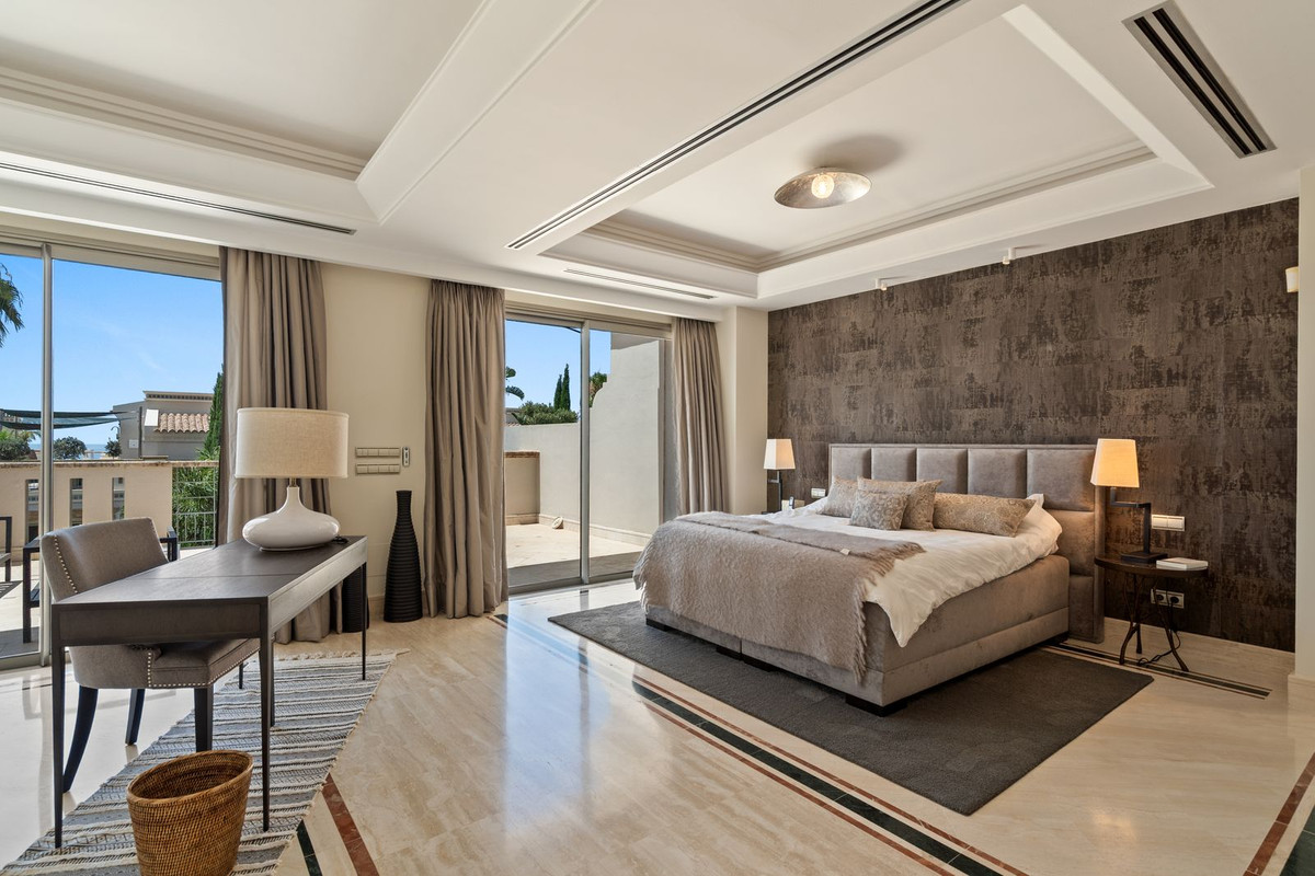 Casa Adosada de 4 Dormitorios y 4 Baños en venta en Sierra Blanca, Marbella