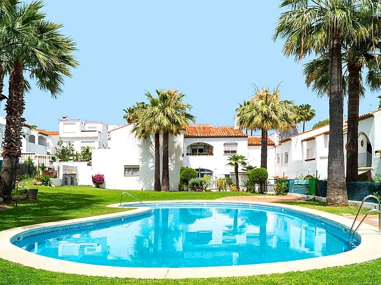 Casa Adosada en venta en La Alqueria, Estepona
