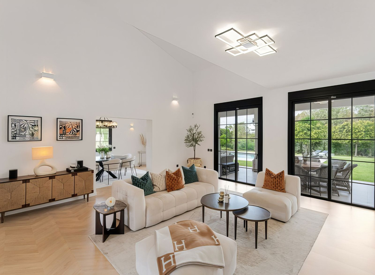 Casa de 6 Dormitorios en alquiler vacacional en Atalaya, Estepona