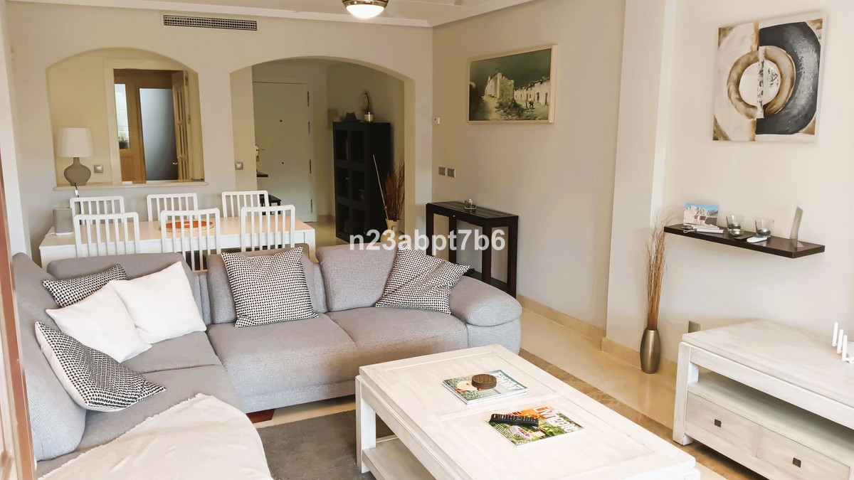 Piso de 3 Dormitorios y 2 Baños en venta en Los Arqueros, Benahavís