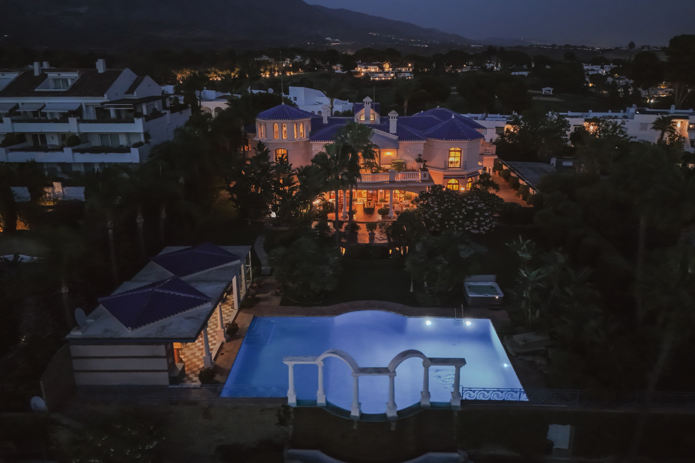 Casa de 6 Dormitorios y 7 Baños en venta en Nueva Andalucía, Marbella